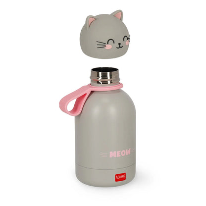 Thermosflasche fuer Kinder Kitty von Legami in grau mit rosa Meow-Schriftzug und abgehobenem Katzengesicht-Deckel in Frontansicht auf weissem Hintergrund