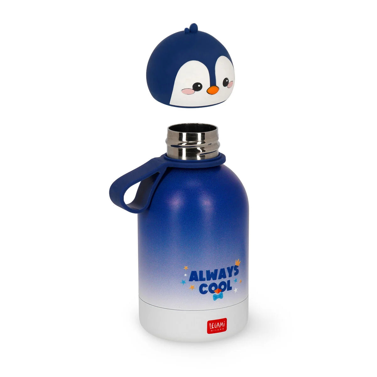 Thermosflasche fuer Kinder Penguin von Legami in blau-weiss mit Always Cool Schriftzug und abgehobenem Pinguin-Deckel in Frontansicht auf weissem Hintergrund auch fuer Kohlensaeure geeignet