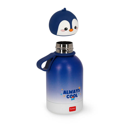 Thermosflasche fuer Kinder Penguin von Legami in blau-weiss mit Always Cool Schriftzug und abgehobenem Pinguin-Deckel in Frontansicht auf weissem Hintergrund auch fuer Kohlensaeure geeignet