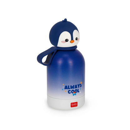 Thermosflasche fuer Kinder Penguin von Legami in blau-weiss mit Always Cool Schriftzug und geschlossenem Pinguin-Deckel in Frontansicht auf weissem Hintergrund auch fuer Kohlensaeure geeignet