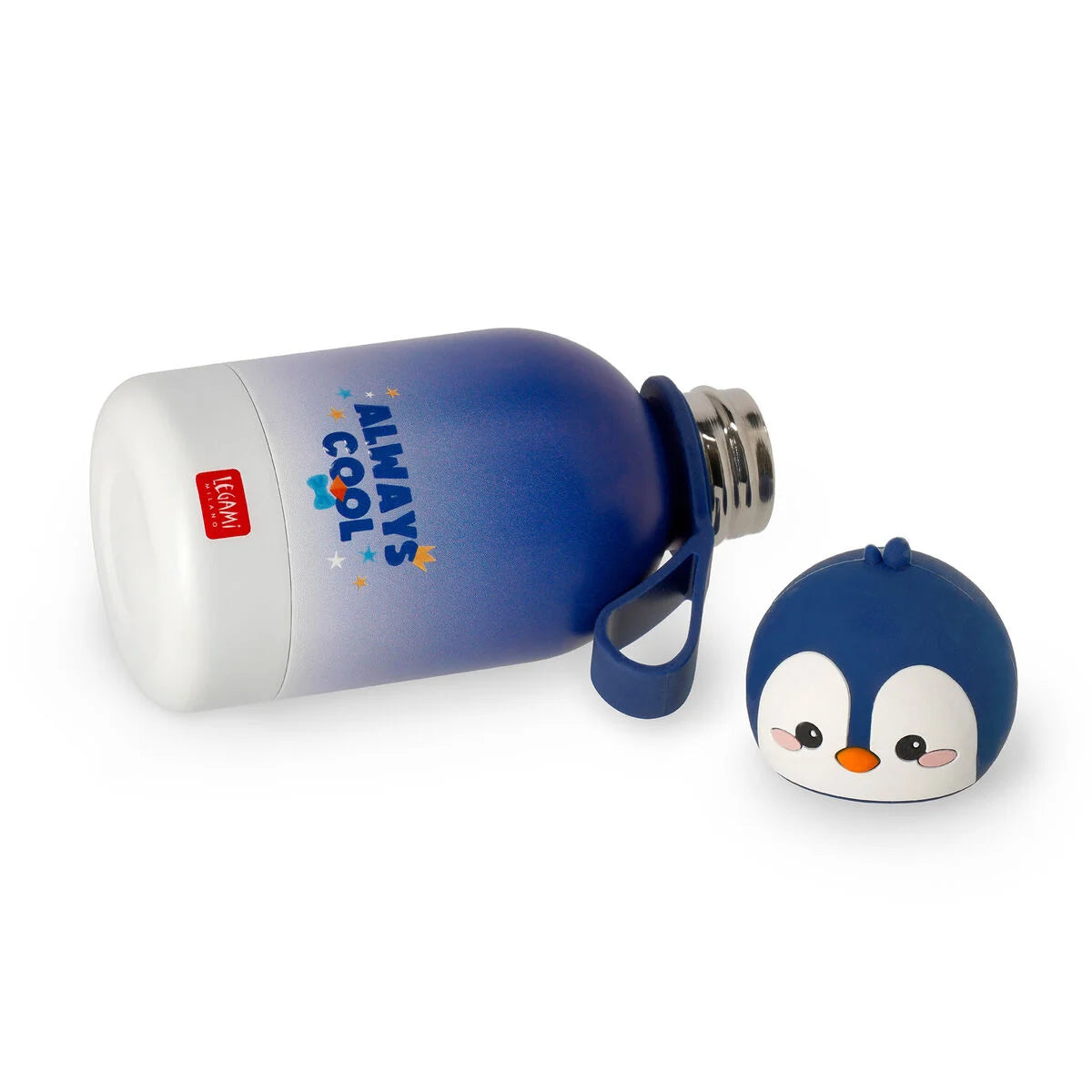 Thermosflasche fuer Kinder Penguin von Legami in blau-weiss mit Always Cool Schriftzug und abgenommenem Pinguin-Deckel auf weissem Hintergrund auch fuer Kohlensaeure geeignet
