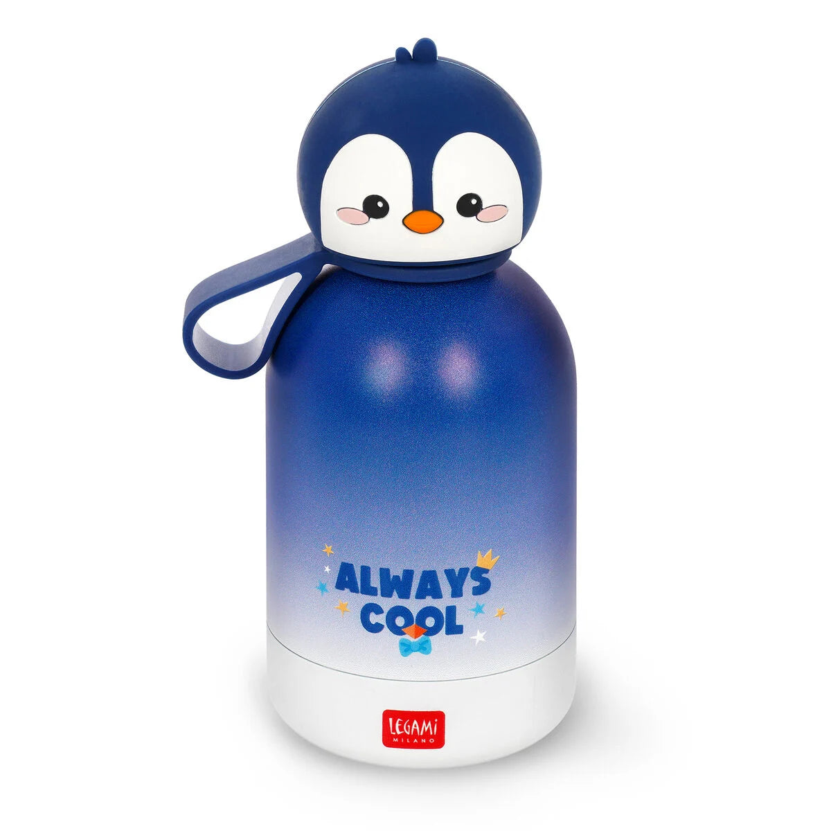 Thermosflasche fuer Kinder Penguin von Legami in blau-weiss mit Always Cool Schriftzug und geschlossenem Pinguin-Deckel in Schraegansicht auf weissem Hintergrund auch fuer Kohlensaeure geeignet