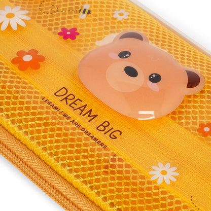 Nahaufnahme des Bärengesichts auf dem transparenten Hartschalen-Federmäppchen Teddy Bear von Legami mit Schriftzug Dream Big und Blumenmuster