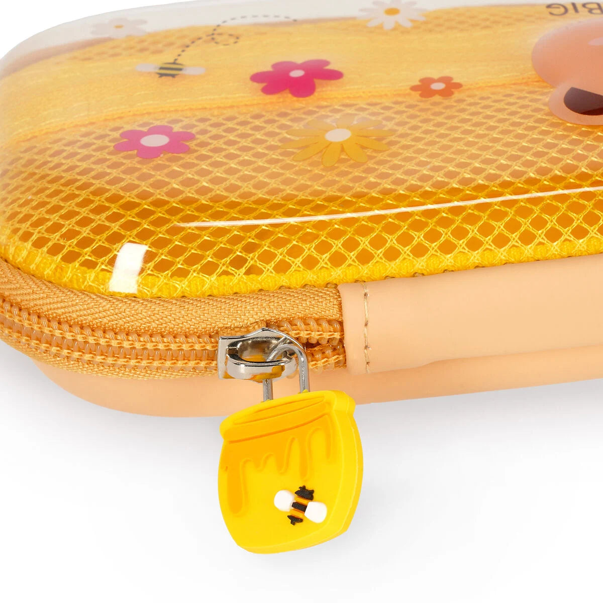 Detailansicht des transparenten Hartschalen-Federmäppchens Teddy Bear von Legami mit gelbem Bären-Reissverschlussanhänger und Blumenmuster