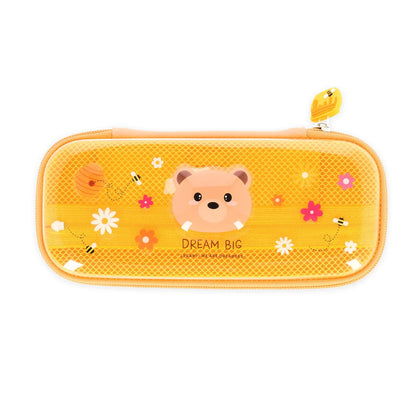 Transparentes Hartschalen-Federmäppchen Teddy Bear von Legami mit Bärenmotiv, Blumen und Dream Big Schriftzug in Frontansicht auf weißem Hintergrund