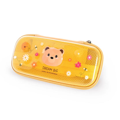 Geschlossenes transparentes Hartschalen-Federmäppchen Teddy Bear von Legami mit Bärenmotiv, Blumen und Dream Big Schriftzug auf weißem Hintergrund
