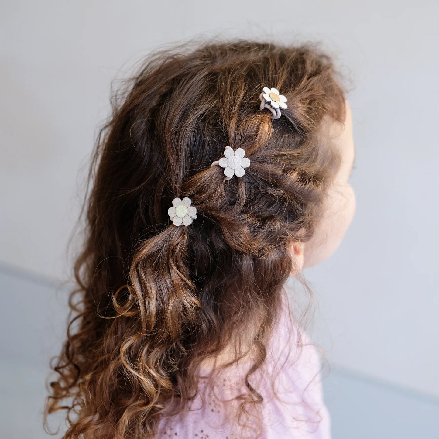 Glitzernde Mini-Haargummis mit Blumenmotiv von Mimi & Lula