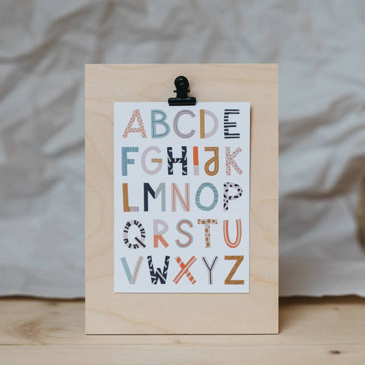 ABC-Karte von Liesel's Wicht mit Wäscheklammer auf Holzbrett – Geschenkidee zur Einschulung