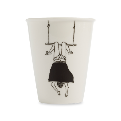 Tasse "Trapezmädchen" aus Porzellan von Helen B