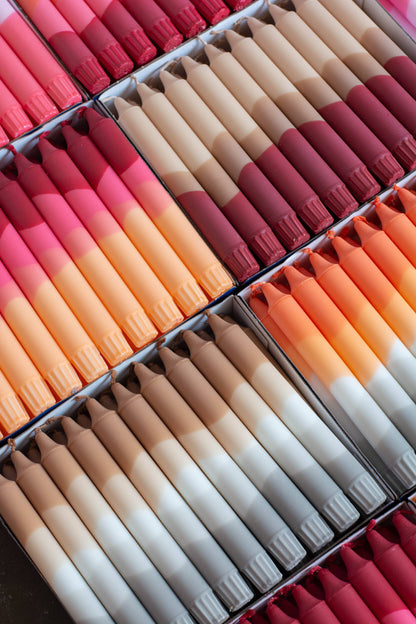 Herbst-Kerze in  Dip-Dye-Optik von Nordtrice (Rot/Rosa/Orange)