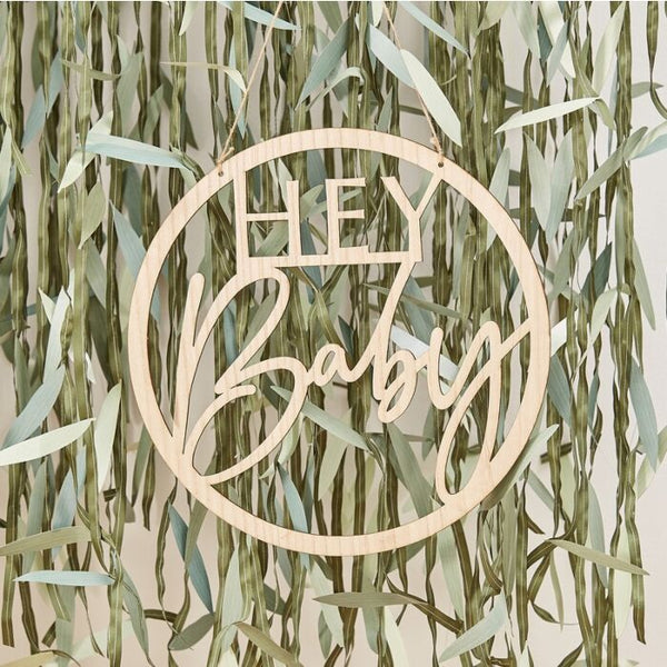 “Hey Baby” rundes Holzschild als Geschenkidee zur Geburt