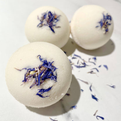 Handgefertigte Badekugel „Kornblume" – drei weiße Badekugeln mit getrockneten blauen Kornblumenblüten, gepflegt mit Bio-Sheabutter und Mandelöl, sorgt für ein entspannendes Spa-Erlebnis für Zuhause