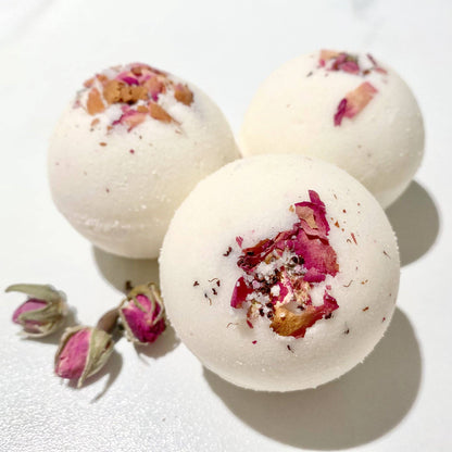 Handgefertigte Badekugel „Rose" – drei weiße Badekugeln mit getrockneten Rosenblättern und Rosenknospen, gepflegt mit Bio-Sheabutter und Mandelöl, sorgt für ein entspannendes Spa-Erlebnis für Zuhause