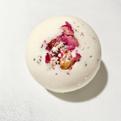 Nahaufnahme der handgefertigten Badekugel „Rose" mit getrockneten Rosenblättern, gepflegt mit Bio-Sheabutter und Mandelöl, sorgt für ein entspannendes Spa-Erlebnis für Zuhause