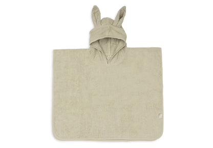 Frontansicht des Badeponcho Soft Matcha mit Hasenohren-Kapuze von Jollein