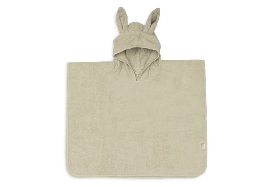Frontansicht des Badeponcho Soft Matcha mit Hasenohren-Kapuze von Jollein