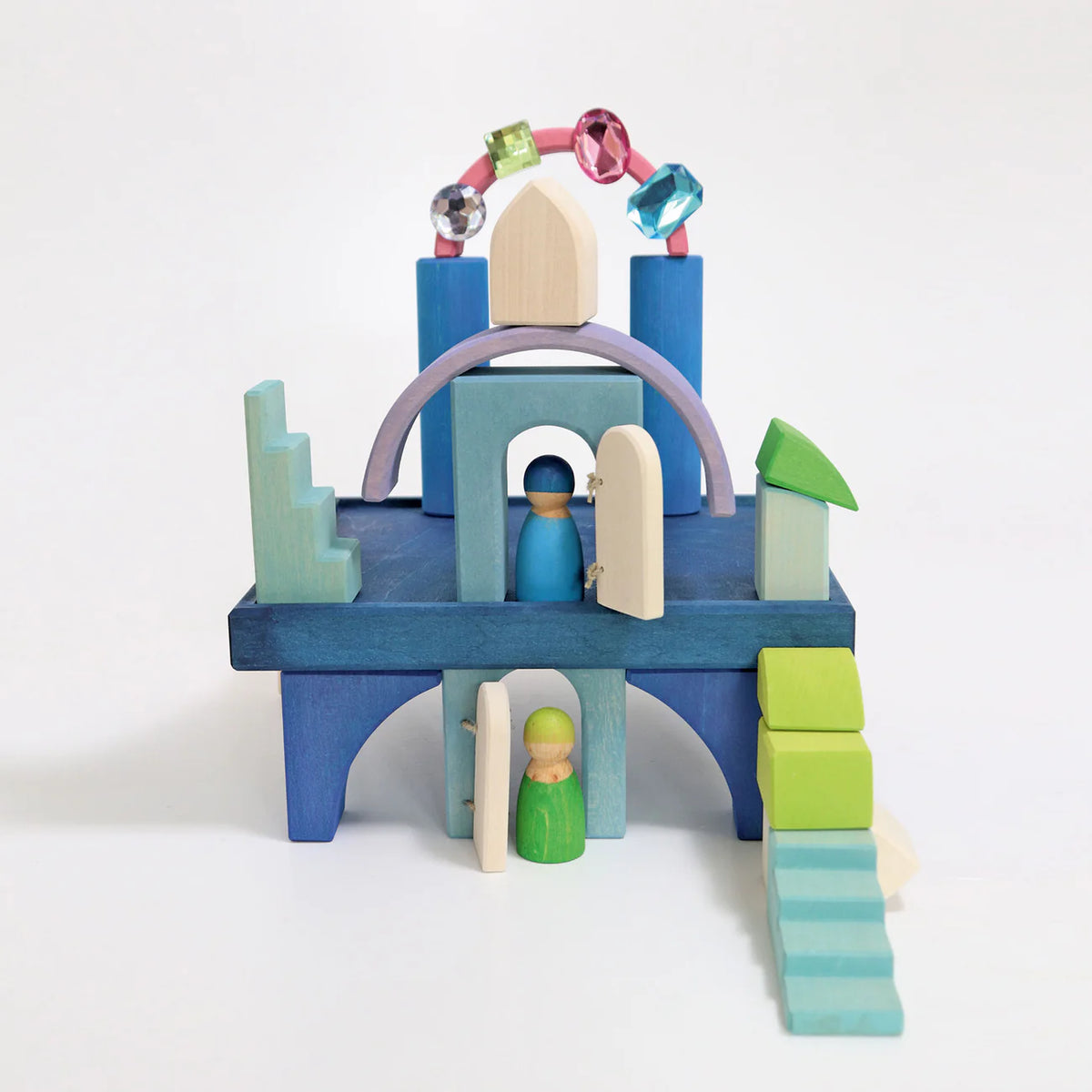 Bauwelt Polarlicht von Grimm's als Turm aufgebaut mit Bogen und Steckfiguren – Montessori Holzspielzeug ab 3 Jahren