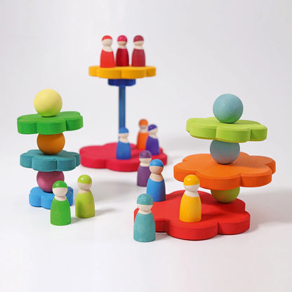 Kreative Bauwerke aus dem Blumen Scheibenturm von Grimm's mit Spielfiguren – Holzspielzeug Geschenkidee ab 1 Jahr