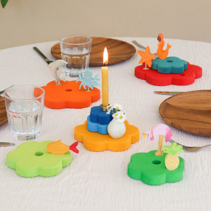 Blumen Scheibenturm von Grimm's als dekorative Tischdeko mit kleinen Figuren – Geschenkidee zur Taufe und zum Geburtstag