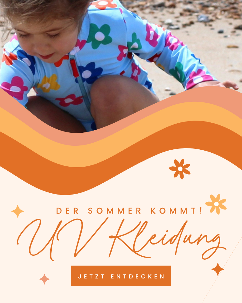 Burgfrollein Banner UV Kleidung Kinder – Mädchen am Strand im UV-Schutz-Badeanzug, Der Sommer kommt, UV Kleidung jetzt entdecken
