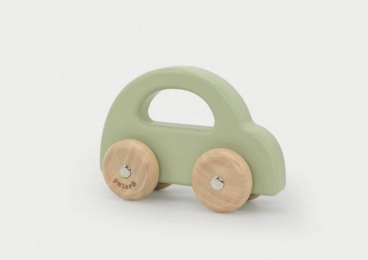 Grünes Holzspielzeug-Auto für kleine Kinderhände