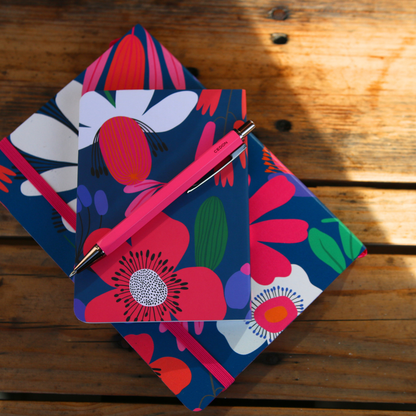 Pinker Kugelschreiber von Cedon in Mattfinish auf Notizbüchern mit Blumenmotiv auf Holztisch im Lifestyle-Look bei Burgfrollein