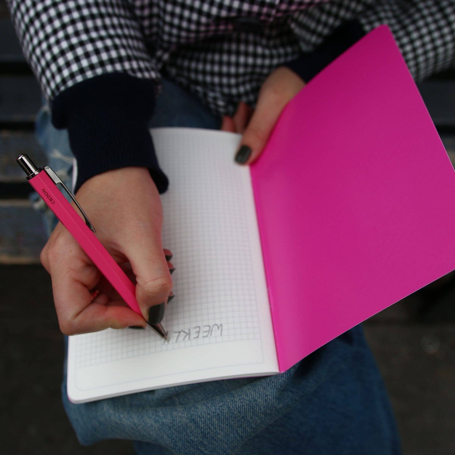 Pinker Kugelschreiber von Cedon in Mattfinish beim Schreiben in ein pinkfarbenes Notizbuch im Lifestyle-Look bei Burgfrollein