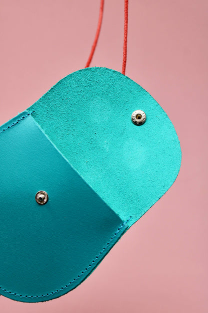 Stylischer Brustbeutel in hellblau von Ark Colour Design