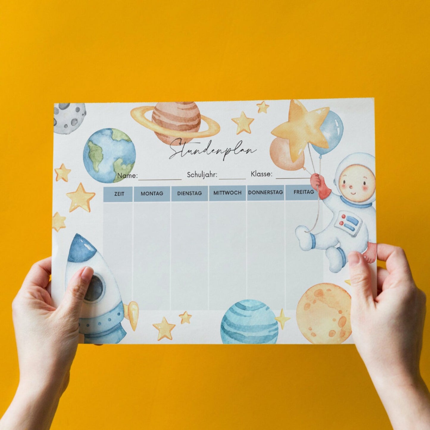 Digitaler Download – Ausgedruckter Stundenplan mit Weltall-Motiven wie Astronaut, Rakete, Planeten und Sternen sowie Feldern für Name, Schuljahr und Klasse bei Burgfrollein