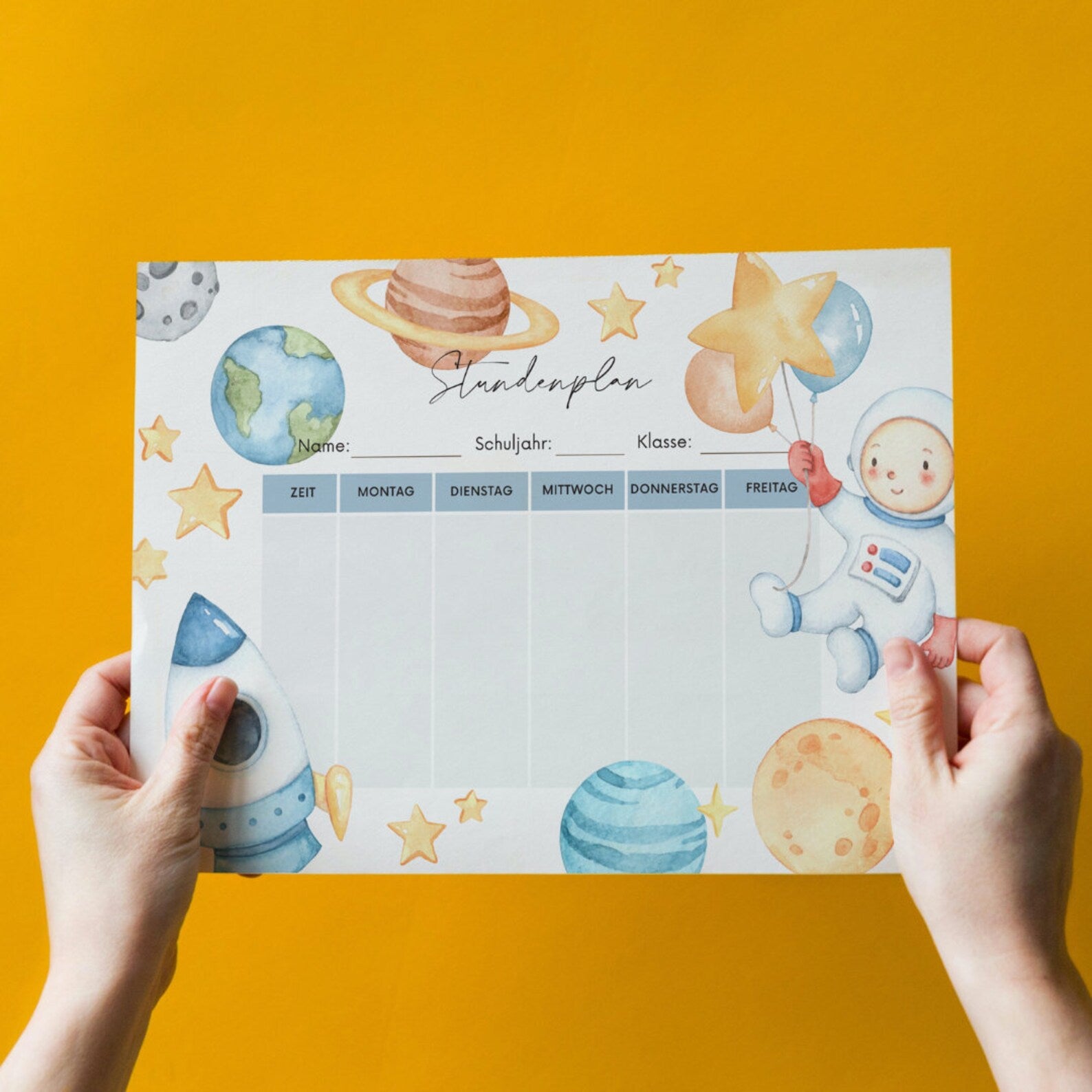 Digitaler Download – Ausgedruckter Stundenplan mit Weltall-Motiven wie Astronaut, Rakete, Planeten und Sternen sowie Feldern für Name, Schuljahr und Klasse bei Burgfrollein