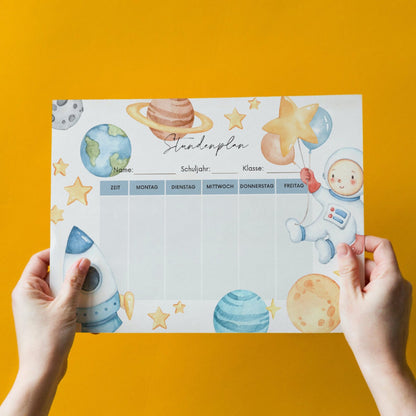 Digitaler Download – Ausgedruckter Stundenplan mit Weltall-Motiven wie Astronaut, Rakete, Planeten und Sternen sowie Feldern für Name, Schuljahr und Klasse bei Burgfrollein