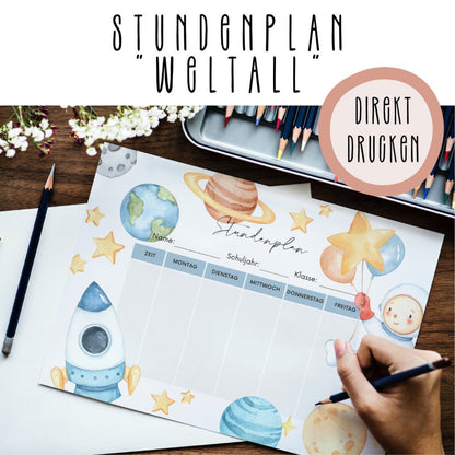 Digitaler Download – Titelbild Stundenplan Weltall mit Hinweis „Direkt drucken", ausgedruckter Stundenplan mit Buntstiften und schreibender Kinderhand bei Burgfrollein