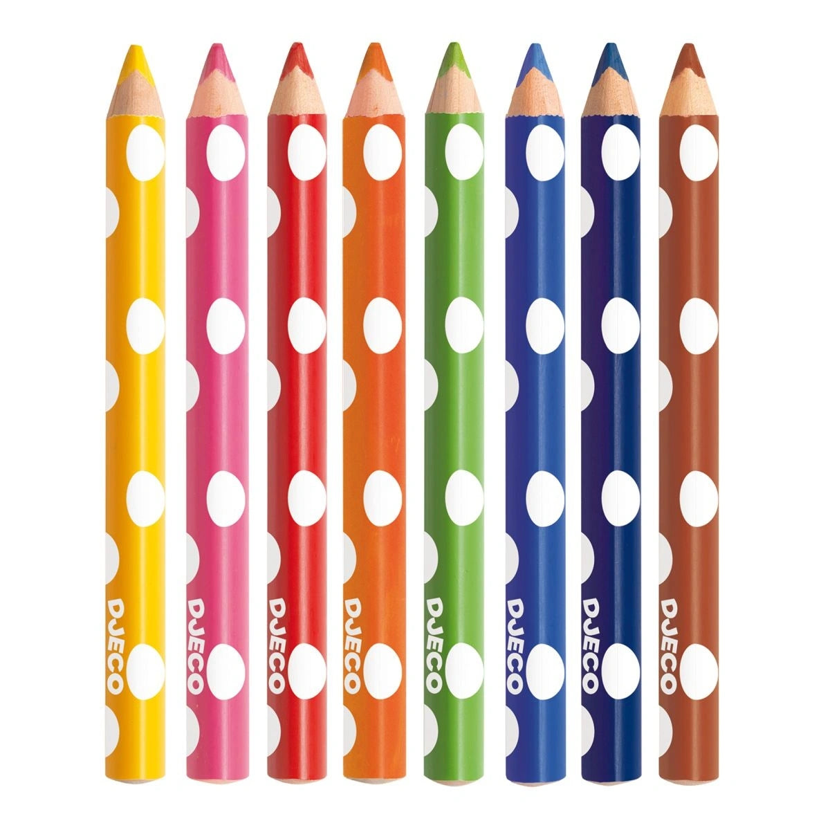 Set aus acht ergonomischen Djeco Buntstiften in Gelb, Pink, Rot, Orange, Grün, Hellblau, Dunkelblau und Braun für Kinder freigestellt bei Burgfrollein