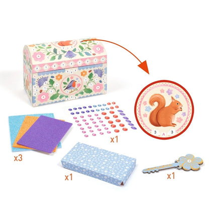 Materialübersicht des Djeco DIY Bastelset Schatztruhe mit dekorierter Truhe, Mosaiksteinen, Edelsteinaufklebern, Schlüssel und Eichhörnchen-Detail für Kinder ab 5 Jahren bei Burgfrollein