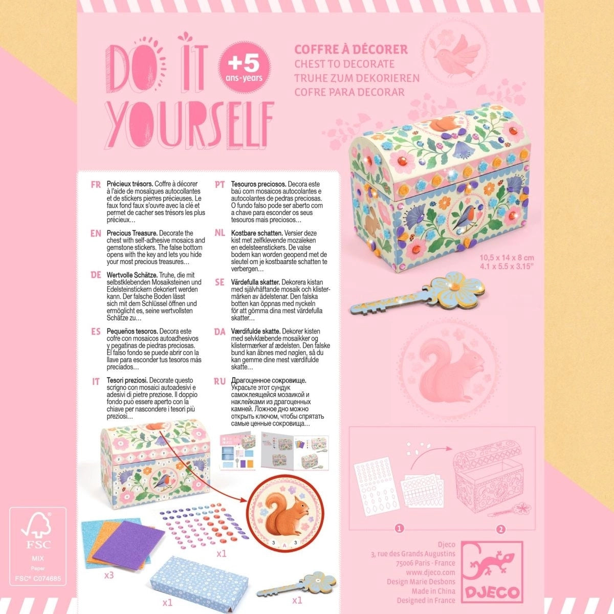 Rückseite der Verpackung des Djeco DIY Bastelset Schatztruhe mit mehrsprachiger Produktbeschreibung, Materialübersicht aus Mosaiksteinen und Edelsteinaufklebern sowie Anleitungs-Illustration für Kinder ab 5 Jahren bei Burgfrollein