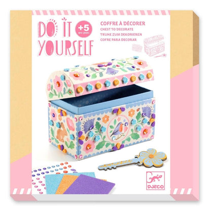 Verpackung des Djeco DIY Bastelset Schatztruhe zum Dekorieren mit Blumen-, Vogel- und Hasenmotiven sowie Schlüssel für Kinder ab 5 Jahren bei Burgfrollein