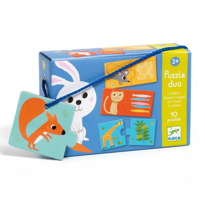 Verpackung des Djeco Puzzle Duo Zu Tisch mit zehn Puzzles zum Zuordnen von Tieren wie Hase, Katze und Maus zu ihrem Lieblingsfutter für Kinder ab 2 Jahren bei Burgfrollein