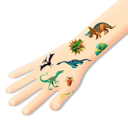Djeco Tattoos Dinosaurier Dino Club für Kinder als Anwendungsbeispiel auf einer Hand mit verschiedenen Dino-Motiven bei Burgfrollein