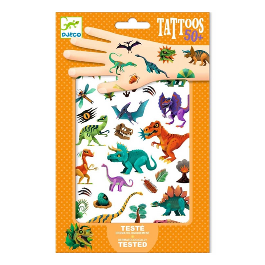 Verpackung der Djeco Tattoos Dinosaurier Dino Club mit 50 Tattoos für Kinder, Vorderseite mit Hand und Dino-Motiven bei Burgfrollein