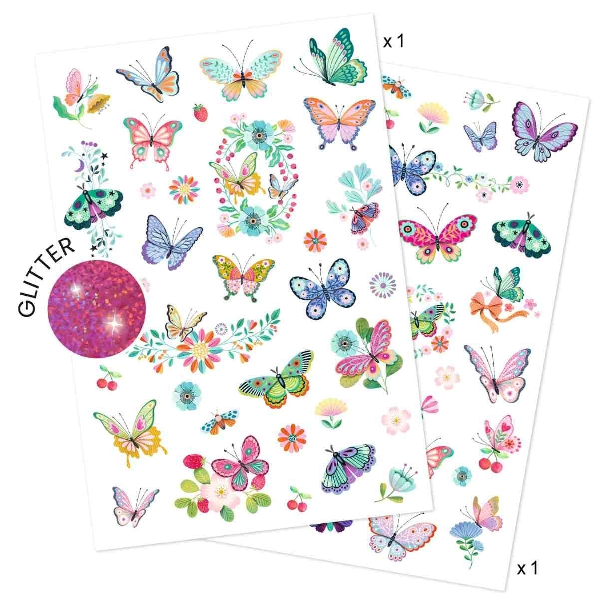 Djeco Tattoos Traumhafter Schmetterling für Kinder mit bunten Schmetterlings- und Blumenmotiven sowie Glitzer-Effekt auf zwei Tattoo-Bögen bei Burgfrollein