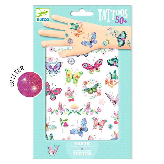Verpackung der Djeco Tattoos Traumhafter Schmetterling mit 50 Tattoos für Kinder, Vorderseite mit Hand und bunten Schmetterlingsmotiven mit Glitzer-Effekt bei Burgfrollein