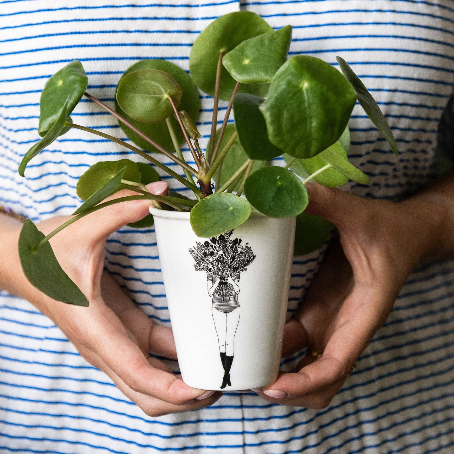 Tasse "Mädchen mit Blumenstrauß" aus Porzellan von Helen B.