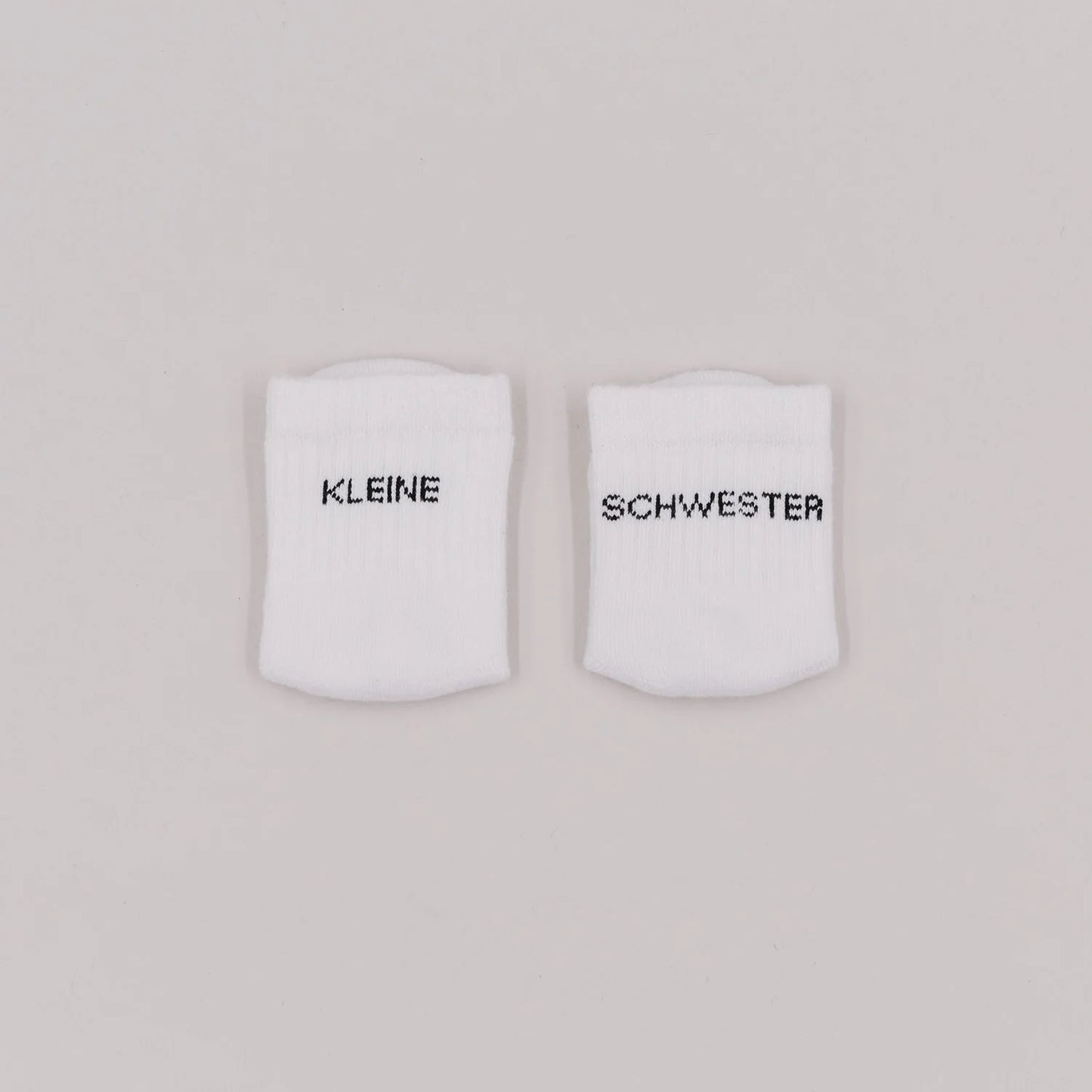 Eulenschnitt Baby-Socken „Kleine Schwester" in Weiß, Größe 16-18, passend zu Mama- und Papa-Socken von Eulenschnitt bei Burgfrollein