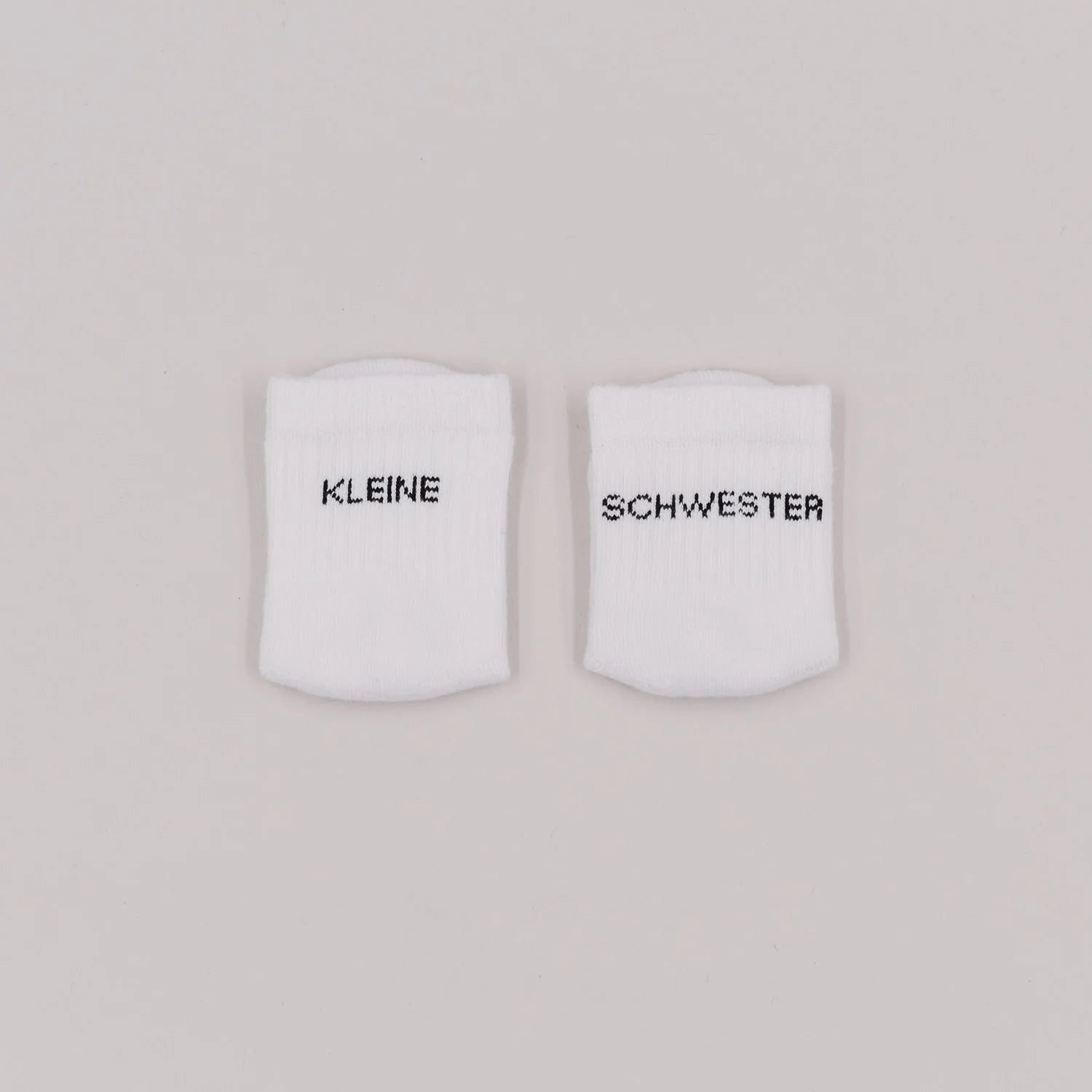 Eulenschnitt Baby-Socken „Kleine Schwester" in Weiß, Größe 16-18, passend zu Mama- und Papa-Socken von Eulenschnitt bei Burgfrollein