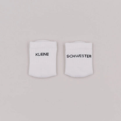 Eulenschnitt Baby-Socken „Kleine Schwester" in Weiß, Größe 16-18, passend zu Mama- und Papa-Socken von Eulenschnitt bei Burgfrollein