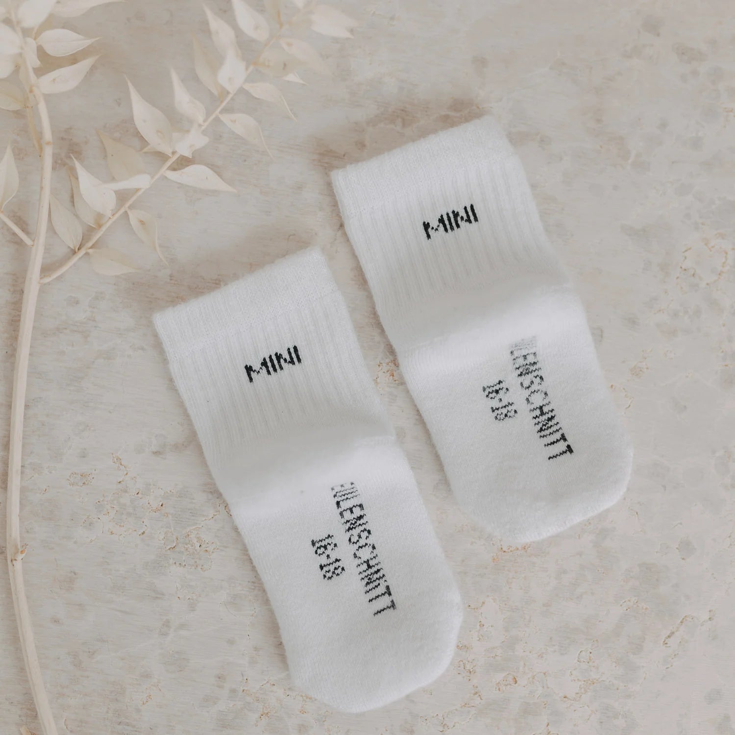 Eulenschnitt Baby-Socken „Mini" in Weiß, Größe 16-18, passend zu Mama- und Papa-Socken von Eulenschnitt bei Burgfrollein