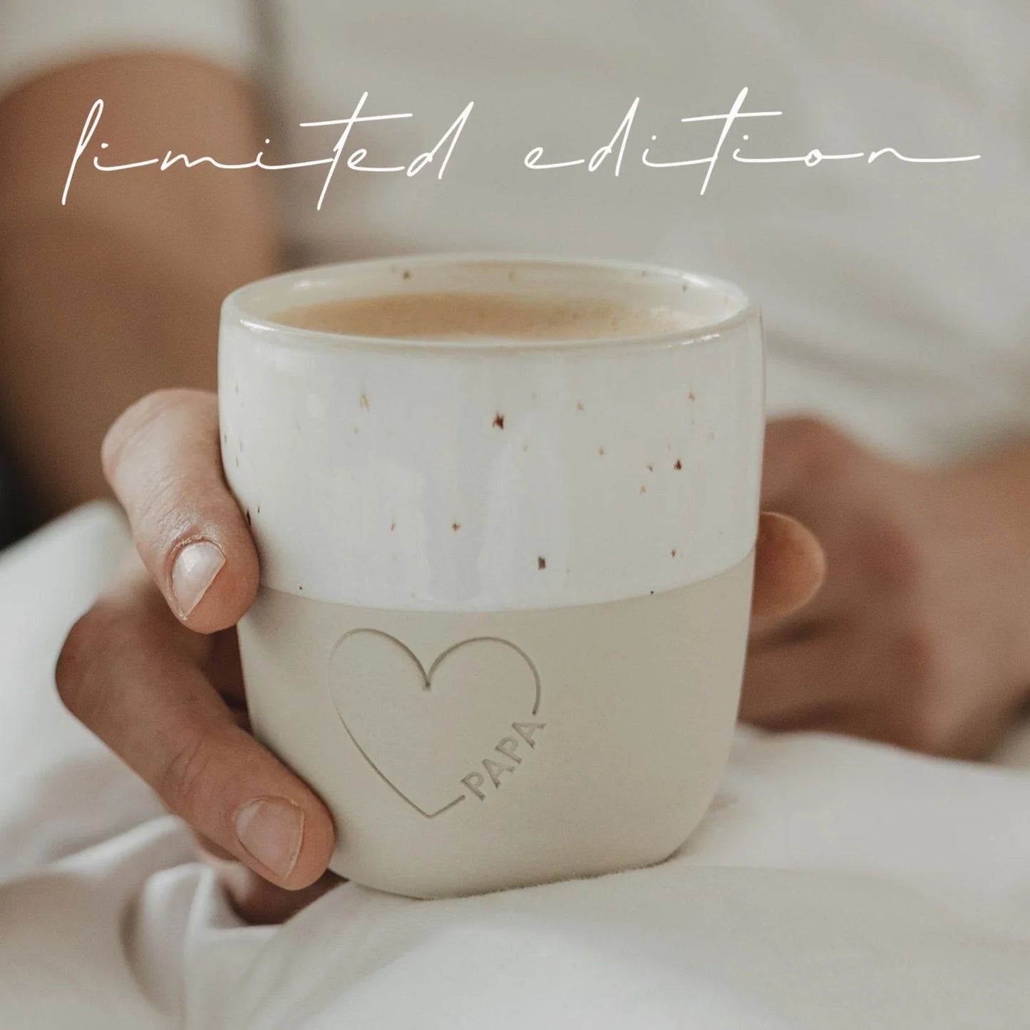 Eulenschnitt Papa Becher mit Herz-Prägung gefüllt mit Kaffee – limited edition Geschenk zum Vatertag