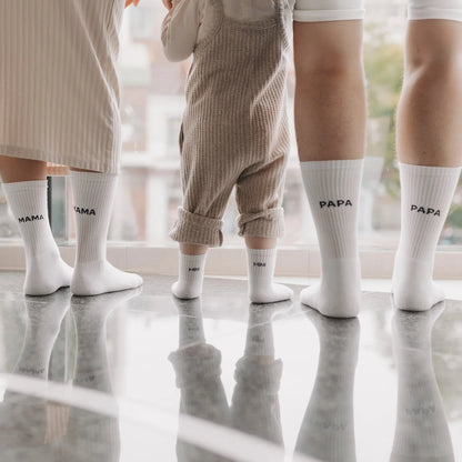 Eulenschnitt Socken-Familie in Weiß mit MAMA, PAPA und MINI Schriftzug – Lifestyle-Aufnahme mit Eltern und Kind bei Burgfrollein
