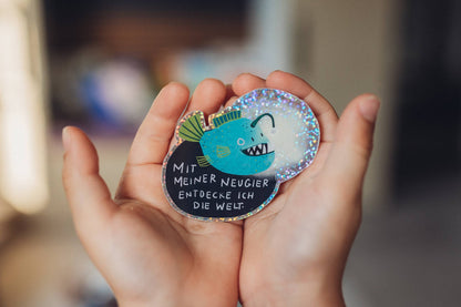 Anglerfisch-Glitzersticker "Mit meiner Neugier entdecke ich die Welt" von Liesels Wicht