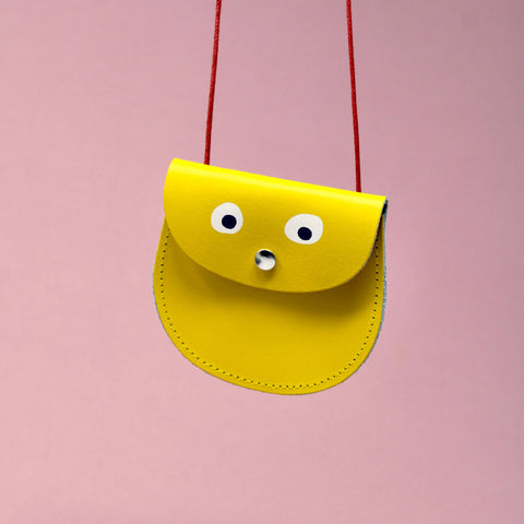 Stylischer Brustbeutel in gelb von Ark Colour Design
